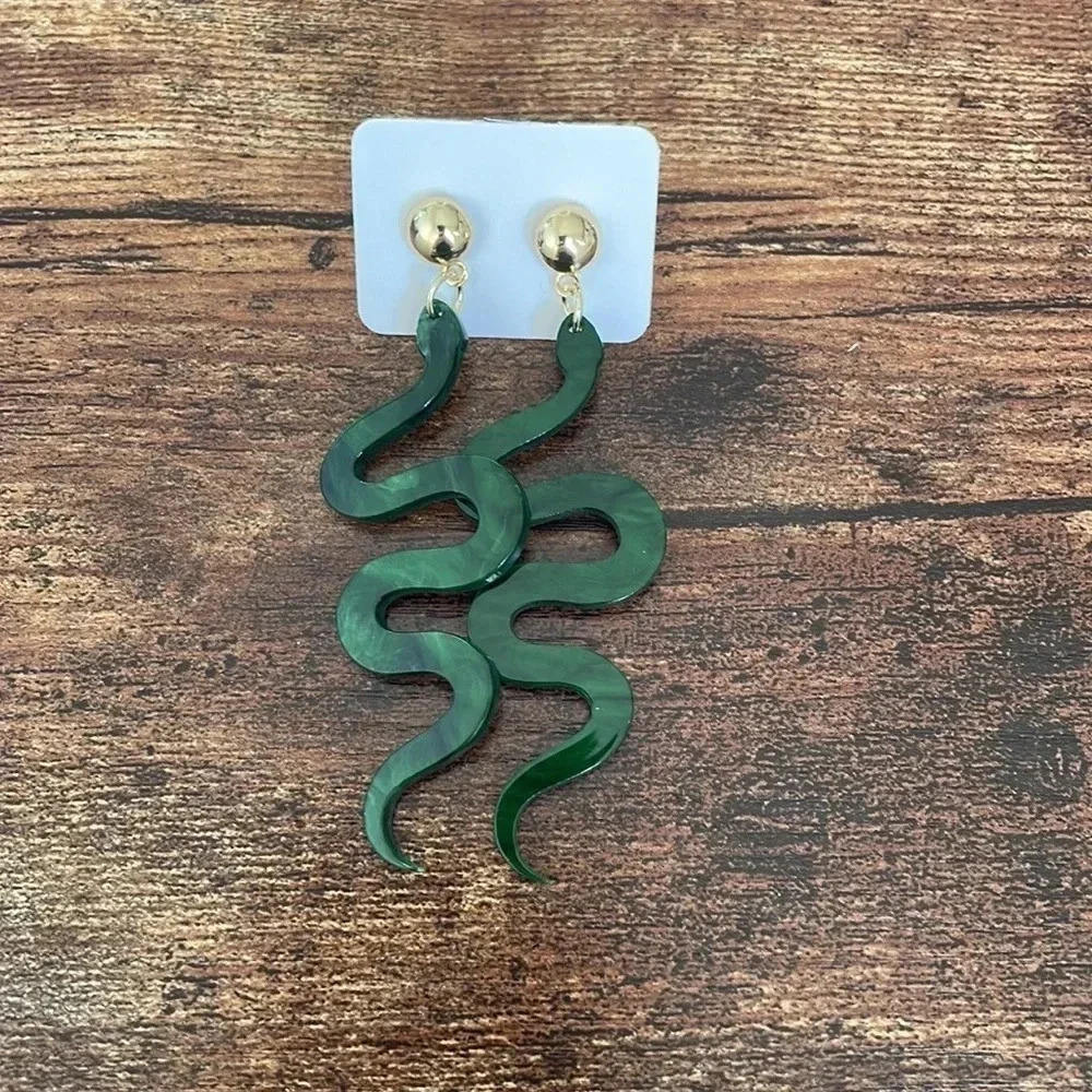 ❤️ NEW 2/$20 or 3/$25 Statement Acrylic Green Snake Gold Stud Oversize Earrings - Picture 4 of 4